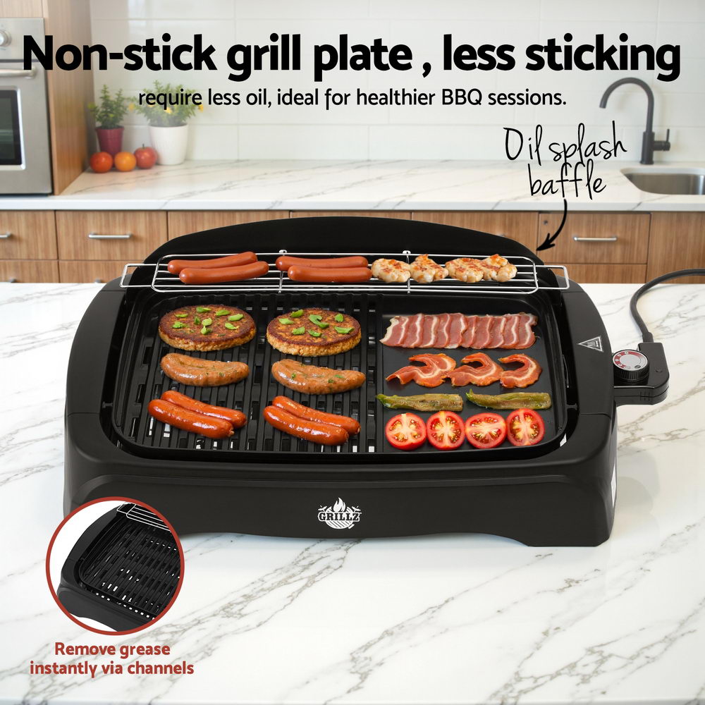 Electric grill with food on a kitchen counter, featuring text about non-stick grill plate and oil splash baffle.